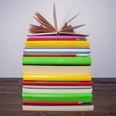 Masada yığınla farklı kitap var. Boşluğu kopyala