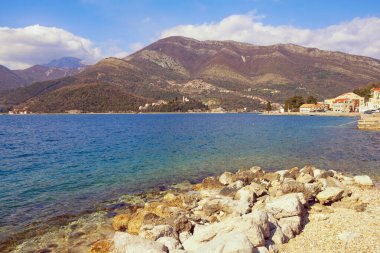 Güzel Akdeniz manzarası. Karadağ, Adriyatik Denizi. Verige Boğazı yakınlarındaki Kotor Körfezi manzaralı, Donja Lastva köyü