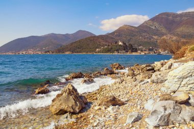 Güzel güneşli Akdeniz manzarası. Karadağ, Adriyatik Denizi. Verige Boğazı yakınlarındaki Kotor Körfezi Görünümü