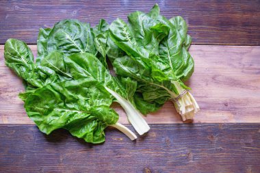 Balkan mutfağı. Blitva (pazı yaprakları) - popüler yapraklı sebzeler. Kırsal arkaplan, metin için boşluk