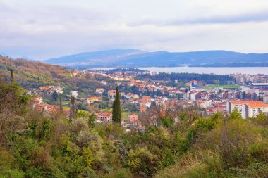 Güzel Akdeniz manzarası. Karadağ. Bahar günü Tivat şehrinin dağ yamacından görünüşü