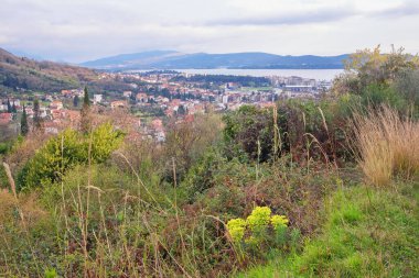 Dağlarda bulutlu bir bahar günü. Güzel Akdeniz manzarası. Karadağ ve Tivat şehri manzarası