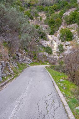 Balkan seyahati. Dağlar, kır yolu manzarası. Karadağ ve Tivat