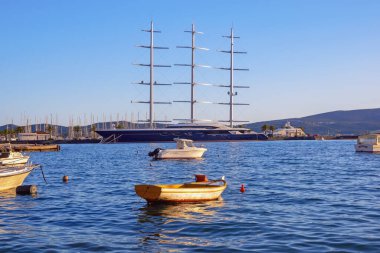 Tivat kenti, Karadağ - 08 Nisan 2021: Tivat kentinde Porto Karadağ marinası ve dünyanın en büyük yelkenli yatlarından biri olan Siyah İnci yatı görülüyor. Adriyatik Denizi, Kotor Körfezi