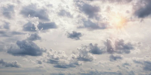 Lindas Linhas Nuvens Céu Cinzento Sol Através Das Nuvens — Fotografia de Stock