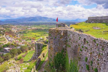 Eski tahkimatlar. Arnavutluk, Shkoder. Rozafa Kalesi. Kale duvarından Shkoder şehrinin görüntüsü
