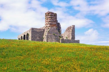 Eski tahkimatlar. Rozafa Kalesi Manzarası (Aziz Stephen Kilisesi). Shkoder kenti, Arnavutluk