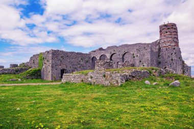 Balkanlar 'daki antik tahkimatlar. Rozafa Kalesi Manzarası (Aziz Stephen Kilisesi). Shkoder kenti, Arnavutluk