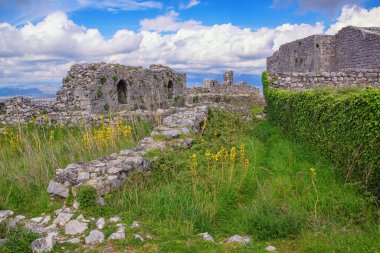 Eski tahkimatlar. Rozafa Kalesi manzarası. Shkoder kenti, Arnavutluk