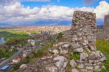 Arnavutluk. Rozafa Kalesi 'nin duvarından Shkoder şehrinin güzel manzarası