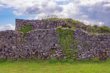 Eski harabe duvar, arka plan. Arnavutluk, Shkoder. Eski Rozafa Kalesi harabeleri, detaylar.