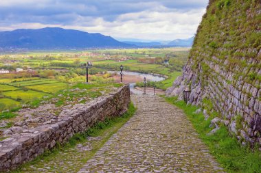 Arnavutluk. Yoldan antik Rozafa Kalesi 'ne Shkoder şehrinin güzel manzarası