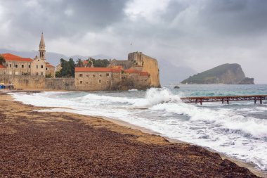 Bulutlu. Bulutlu ve rüzgarlı kış gününde Akdeniz manzarası. Karadağ, Adriyatik Denizi. Budva 'nın Eski Şehir Manzarası