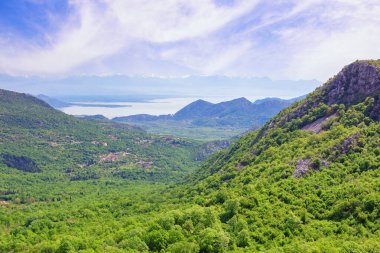 Güzel dağ manzarası. Karadağ. Ulusal Park Gölü Skadar, güneşli bahar gününde. Uzakta Skadar gölü görünümü