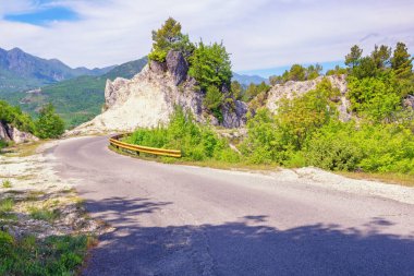 Balkan seyahati. Kır yolu olan güzel bir yaz dağı manzarası. Karadağ. Ulusal Park Gölü Skadar