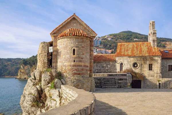 Dini mimari. Karadağ. Eski Budva Kasabası. Punta 'daki Santa Maria Kilisesi ve St. Sava Kilisesi.