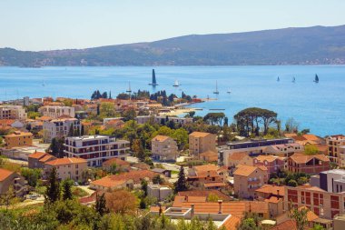 Güneşli yaz gününde güzel Akdeniz manzarası. Karadağ, Adriyatik Denizi ve Tivat kenti yakınlarındaki Kotor Körfezi manzarası