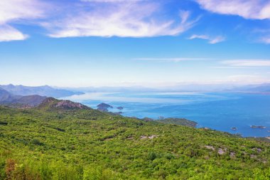 Güneşli bahar gününde gölü olan güzel Akdeniz manzarası. Ulusal Park Gölü Skadar, Karadağ