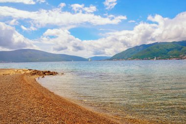 Güzel Akdeniz manzarası. Gökyüzü, deniz körfezi ve terk edilmiş sahil. Karadağ, Adriyatik Denizi ve Tivat kenti yakınlarındaki Kotor Körfezi manzarası