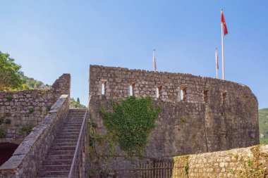 Karadağ, Eski Kotor Kasabası, UNESCO Dünya Mirası. Merdiveni olan antik tahkimatlar duvarı. Gurdic Kalesinin Ayrıntıları