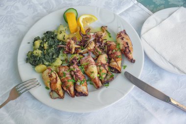 Balkan mutfağı. Kavurulmuş kalamar ve pazı yaprağı (blitva) ve patates.