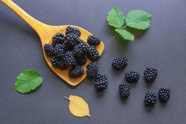 Koyu arkaplanda taze böğürtlen. Düz yatıyordu. Boşluğu kopyala