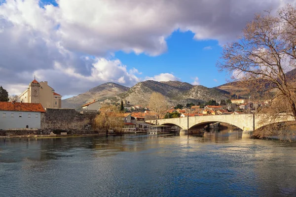 Vista Ciudad Trebinje Día Invierno Puente Piedra Sobre Río Trebisnjica —  Fotos de Stock