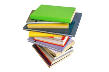 Beyaz arkaplanda izole edilmiş farklı kitapların yığını