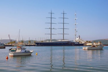 Tivat kenti, Karadağ - 12 Temmuz 2021: Tivat kentinde Porto Karadağ marinası ve dünyanın en büyük yelkenli yatlarından biri olan Siyah İnci yatı görülüyor. Adriyatik Denizi, Kotor Körfezi