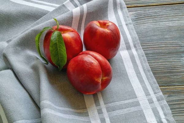 Kırmızı meyveler. Kırsal masada taze olgun nektarinler. Düz yat, boşluğu kopyala