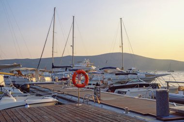 Gün batımında yat iskelesi. Karadağ, Adriyatik Denizi. Tivat kenti yakınlarındaki Kotor Körfezi manzarası