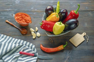 Balkan mutfağı. Ajvar, sos, atıştırmalık, salata. Dolmalık biber, patlıcan, sarımsak. Boşluğu kopyala