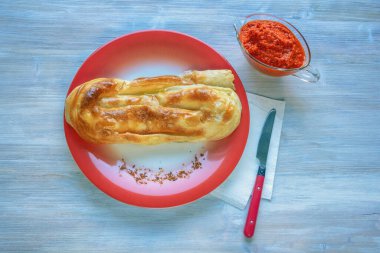 Balkan mutfağı. Burek (byrek, borek, boureka, boreg) popüler bir ulusal yemektir. Ajvar, dolmalık biberden salata. Rustik arkaplan, kopyalama alanı