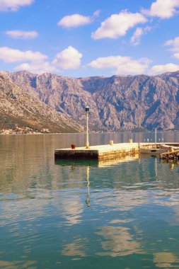 Güzel bir kış Akdeniz manzarası. Karadağ, Adriyatik Denizi. Prcanj kasabası yakınlarındaki Kotor Körfezi manzarası