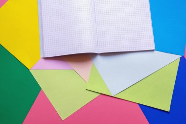 Okul ve hobi kavramları. Renkli kağıtlar ve defter. Boşluğu kopyala