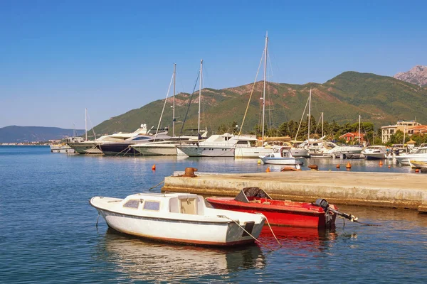 Όμορφο Μεσογειακό Τοπίο Ιστιοφόρα Και Ψαροκάικα Στο Νερό Μαυροβούνιο Αδριατική — Φωτογραφία Αρχείου