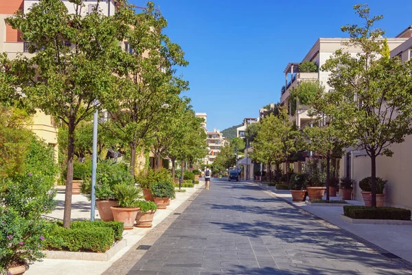 Tivat-Karadağ. 02 Eylül 2020: Güneşli bir günde Tivat şehri manzarası. Porto Karadağ köyü, Karadağ