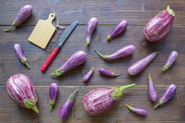 Mor sebzeler. Koyu kırsal masada patlıcan. Sağlıklı, vejetaryen gıda konsepti. Üst görünüm