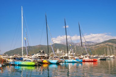 Tivat, Karadağ - 15 Eylül 2025: Regatta Okyanus Yarışı Avrupa 2025. Porto Montenegro marinası ve yelkenli yarışlarına katılan bazı yatların manzarası. Tivat kenti, Karadağ