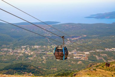 Karadağ, Adriyatik Denizi. Kotor-Lovcen teleferik, gondollar güzel Akdeniz manzarasına karşı