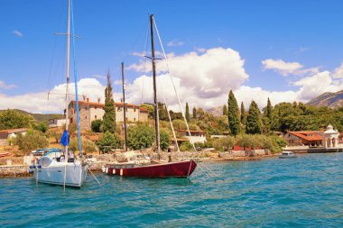 Güzel Akdeniz manzarası. Karadağ, Kotor Körfezi. Miholjska Prevlaka Adası veya Çiçek Adası 'nın manzarası
