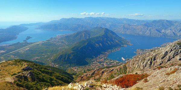 Красивый осенний средиземноморский пейзаж. Монтенегро. Панорамный вид на Которский залив