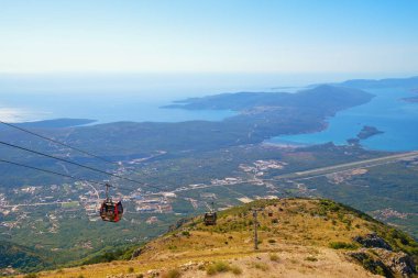 Güneşli bir sonbahar gününde güzel Akdeniz manzarası. Karadağ. Kotor-Lovcen teleferiği. Adriyatik Denizi, Kotor Körfezi ve Lustica Yarımadası