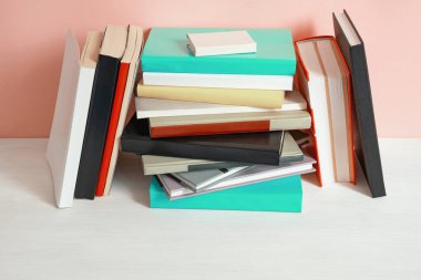 Farklı kitaplarla dolu eski bir kitaplık. Bilgi kavramı, boşluğu kopyala 