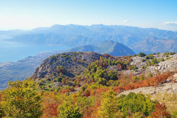 Красивый горный пейзаж. Черногория, Динарские Альпы. Осенний вид на Которский залив и горы в национальном парке Ловчен 