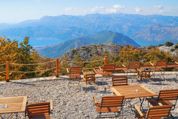 Осенний горный пейзаж. Монтенегро. Наблюдательный пункт и небольшое кафе на станции Кук канатной дороги Котор-Ловсен 