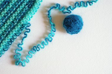 Beyaz arka planda çözünen yeşil yün örgü. Boşluğu kopyala