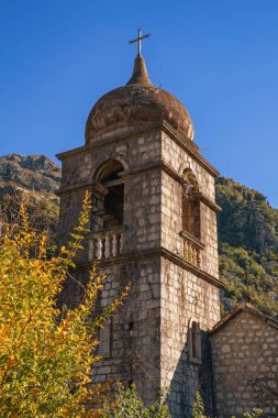 Karadağ, Eski Kotor Kasabası. Aziz Clara kilisesinin çan kulesinin sonbahar manzarası