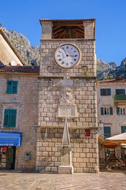 Kotor, Karadağ - 05 Kasım 2025: Karadağ, Eski Kotor Kasabası. Güneşli bir sonbahar gününde Kasaba Saat Kulesi manzarası