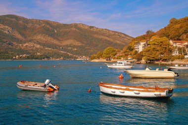 Güzel bir sonbahar Akdeniz manzarası. Karadağ, Adriyatik Denizi. Kotor Körfezi, Tivat şehri yakınlarında. Donja Lastva Köyü
